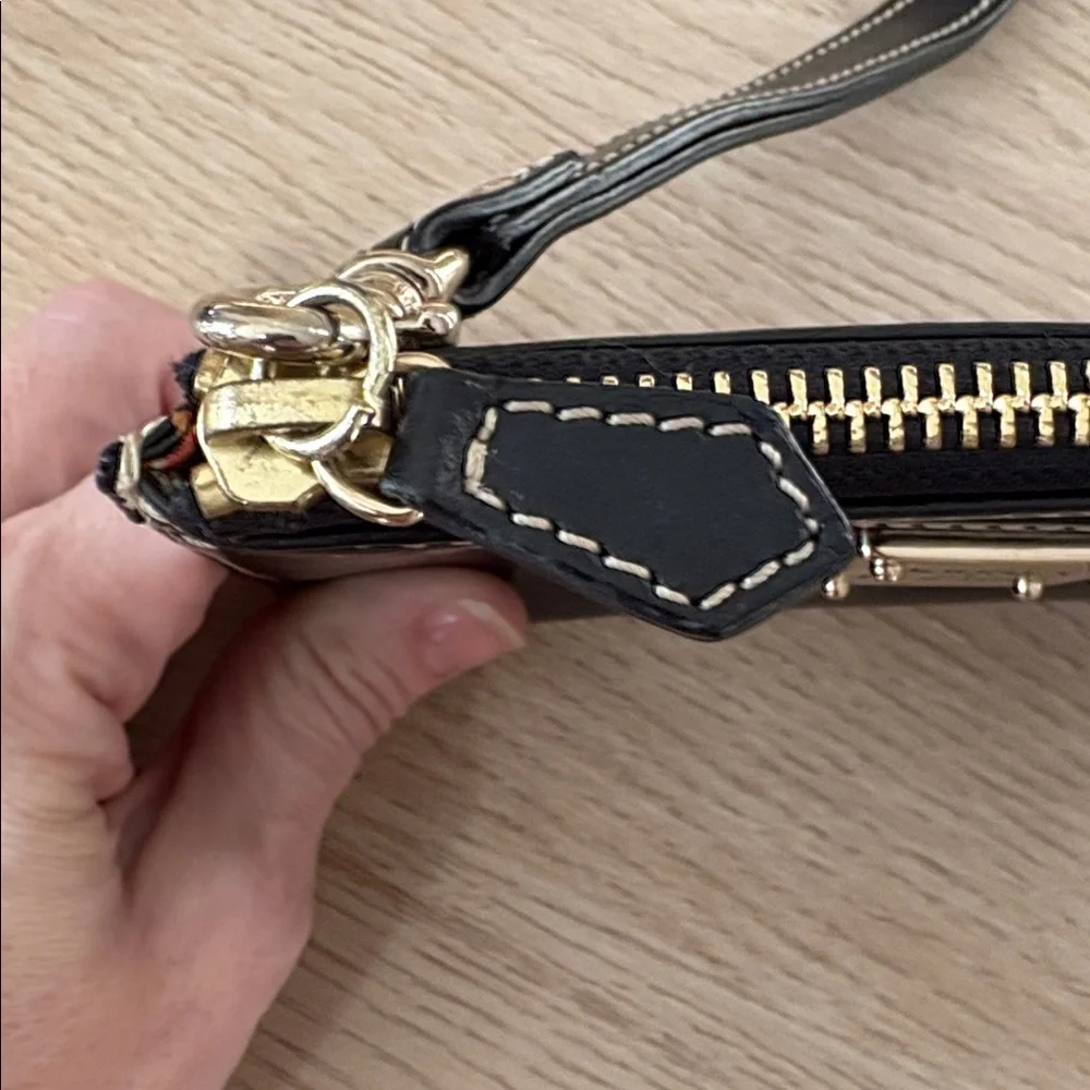 Dooney‎ & Bourke Black Leather Zip Wristlet • AWL • Gold Plaque - Picture 6 of 9